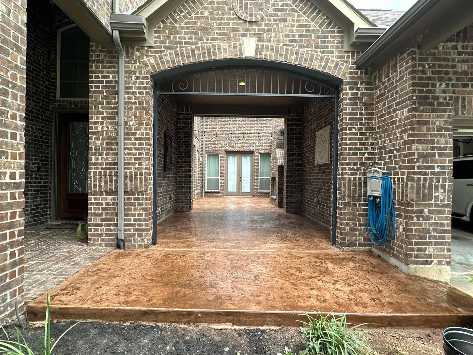 Porte cochere en concreto estampado terracota